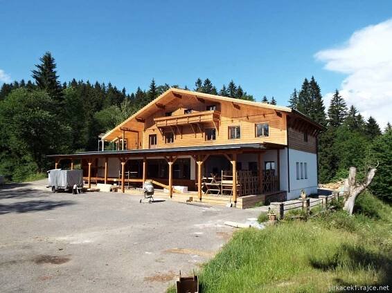 Martiňák - horský hotel, rozcestí, kříž a památník partyzánské brigády Jana Žižky – Jirka – album na Rajčeti