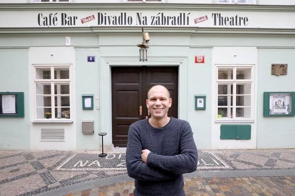 Poetika i politika. Láska i nenávist. Havel i Lébl. Zábradlí má šedesát. „Nejsme muzeum,“ říká jeho šéf