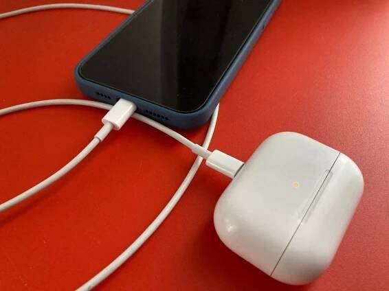 iPhone 15 Pro Max, recenze, nabíjení AirPods Pro