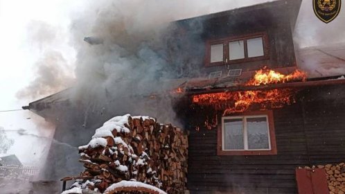 Ve Vsetíně zachvátily plameny rodinný dům, dva lidé se nadýchali zplodin hoření