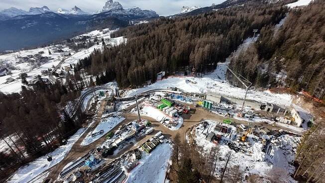 Půl roku do startu olympiády. Ledové koryto vyšlo na tři miliardy, Kejval i Doktor chválí Italy za výstavbu