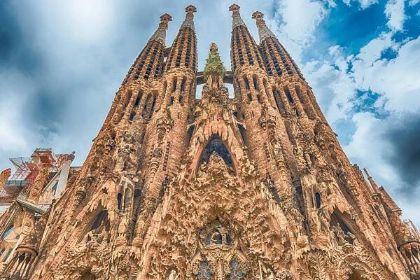 The Magic of La Sagrada Família: Gaudí’s Unfinished Masterpiece in the Heart of Barcelona