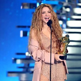 Shakira VMAs Performance: Knives, Rain, and Lots of Hips