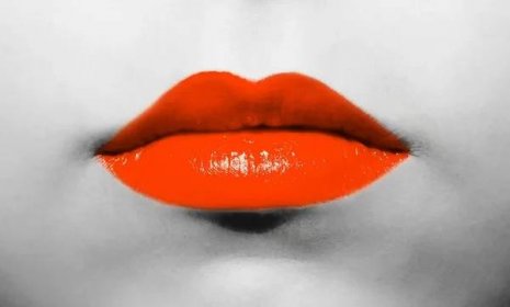 Ženské rty zblízka s červenou rtěnkou s oranžovými odstíny na pozadí černé a bílé tváře. — Stock obrázek