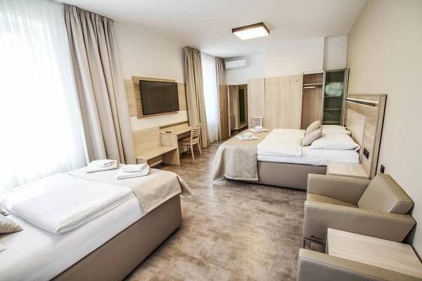 Jižní Morava (nejen) pro vinaře: Hotel Mariel *** v centru Znojma se snídaněmi a degustací 12 vzorků vín