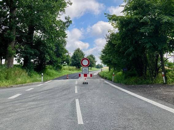 Dopravní omezení na silnici mezi Dvorem Králové a obcí Kocbeře (srpen 2021)