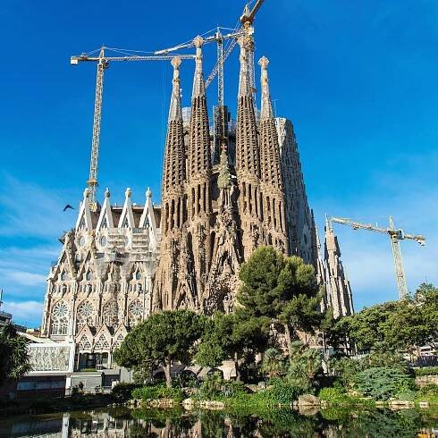 Antonio Gaudí y Cornet: *25.6.1852 – †10.6.1926, španělský architekt a výtvarník
