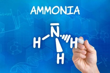 Ruka s perem kreslení chemický vzorec amoniaku — Stock obrázek