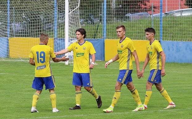 Fotbalisté Zlína B (žluté dresy) v 5. kole MSFL přehráli Znojmo 4:0. Foto: Jan Zahnaš