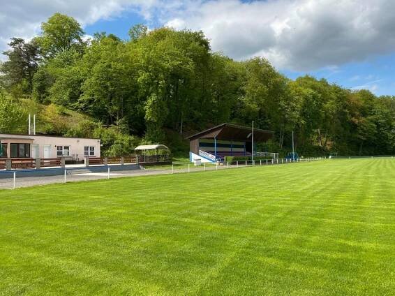 tribuna od školy