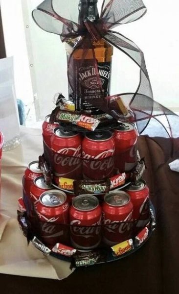 Pin de Georgette Khoury en Ideas & Just Ideas | Regalos hechos en casa, Pastel de jack daniels, Latas de refresco