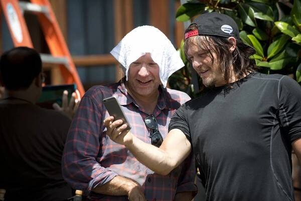 Živí mrtví - Teď - Z natáčení - Greg Nicotero, Norman Reedus