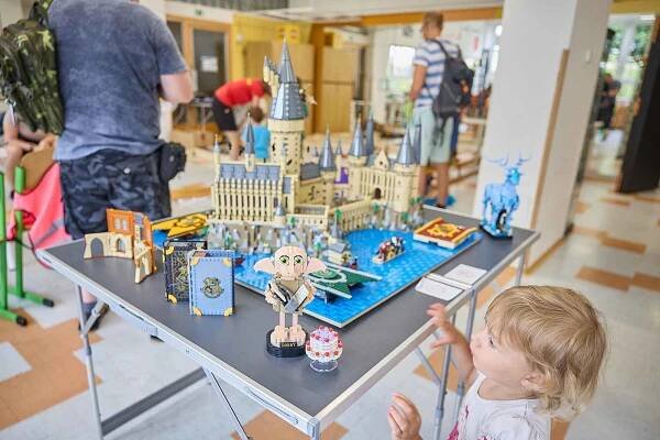 V malé tělocvičně ZŠ R. Frimla v Trutnově se koná výstava modelů ze stavebnic LEGO.