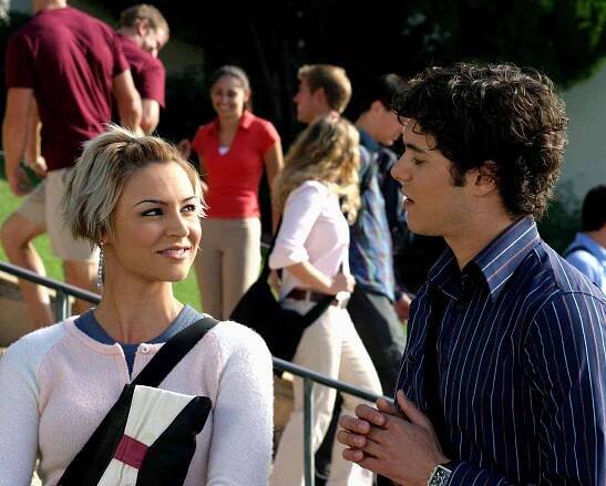 Samaire Armstrong as Anna Stern and Adam Brody as Seth Cohen in the O.C.