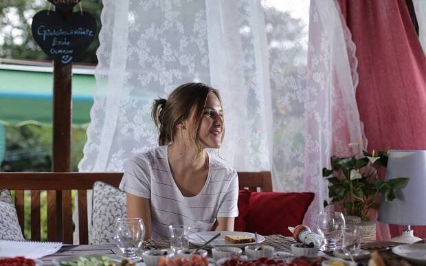 Sevda'nın Bahçesi - Episode 1 (E01) (2017)