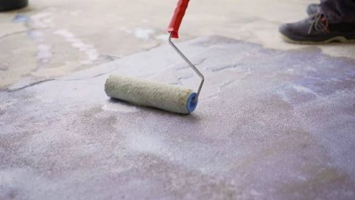 Penetrování betonové podlahy (Zdroj: Shutterstock)