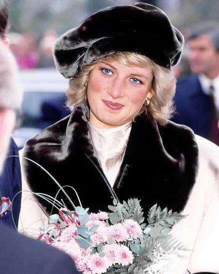 H on Instagram: "𝒟𝒾𝒶𝓃𝒶• • Sweet  ➳ July 18, 1986: Princess Diana (1961 - 1997) attending the London Festival Ballet’s gala performance of ‘Onegin’ at the L… | Princess diana fashion, Princess diana photos, Princess diana family