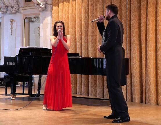 Radim Schwab a host Marianna Polyáková – 860. chrudimský hudební večer 2.6.2022 - Chrudimská beseda