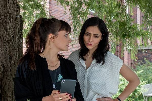 SOKO Hamburg - Die nackte Wahrheit - Z filmu - Paula Schramm, Pegah Ferydoni