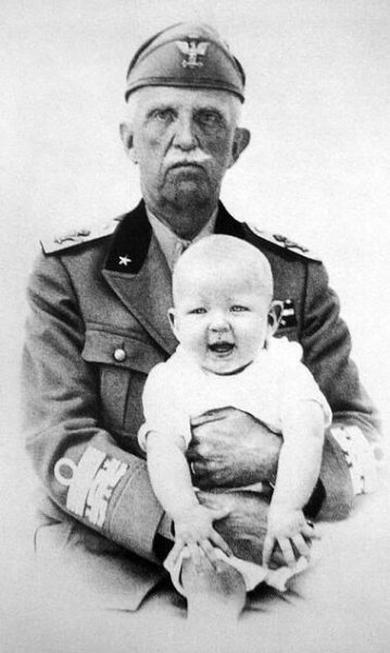 Viktor Emanuel mit seinem Großvater Viktor Emanuel III.