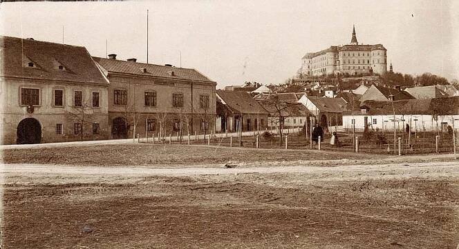 Někdejší Giselaplatz, vpravo je vidět budova Dietrichsteinského hospodářského dvora, vedle něj městská nemocnice.
