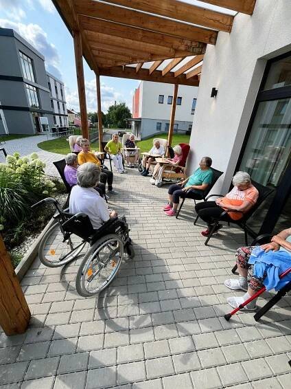 Cvičení na zahradě☀️ | Alzheimer Home