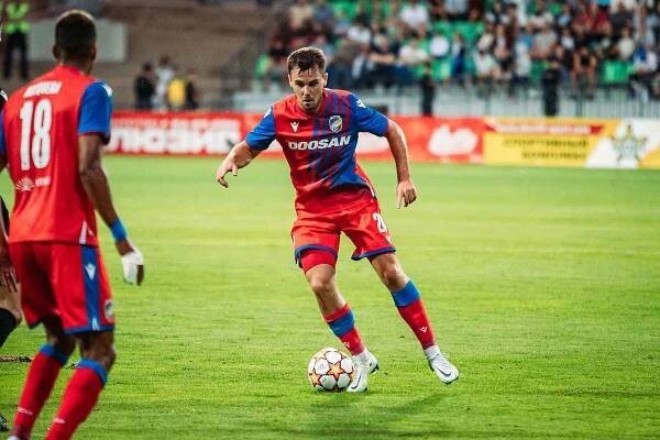 Střelec vítězného gólu Pavel Bucha (u míče). Šeriff Tiraspol - Viktoria Plzeň (červenomodří) 1:2.