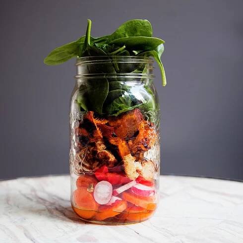 How to make a salad in a mason jar