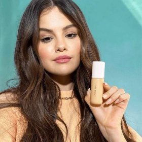 Selena Gomez wearing lip gloss nails 