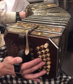 File:Chemnitzer concertina Pearl Queen right hand.jpg
