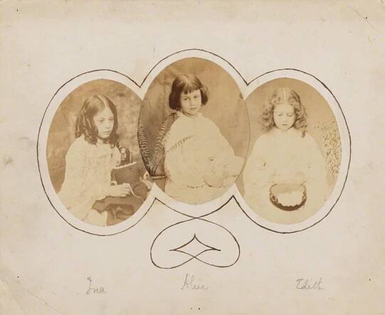 Soubor:Ina Liddell; Alice Liddell; Edith Mary Liddell by Lewis Carroll (Charles Lutwidge Dodgson) 1858-1860.jpg