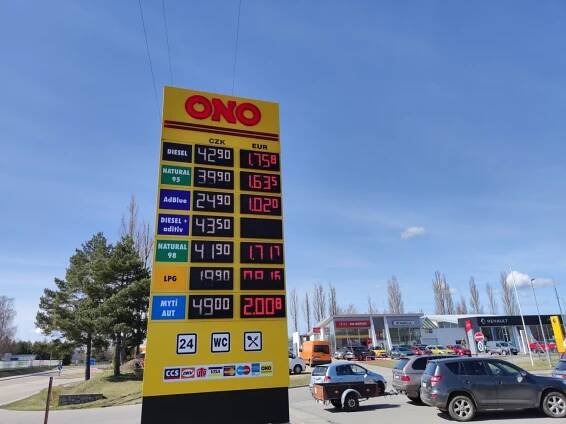 Ceny pohonných hmot klesají. Už se dá natankovat benzín i pod 40 korun za litr