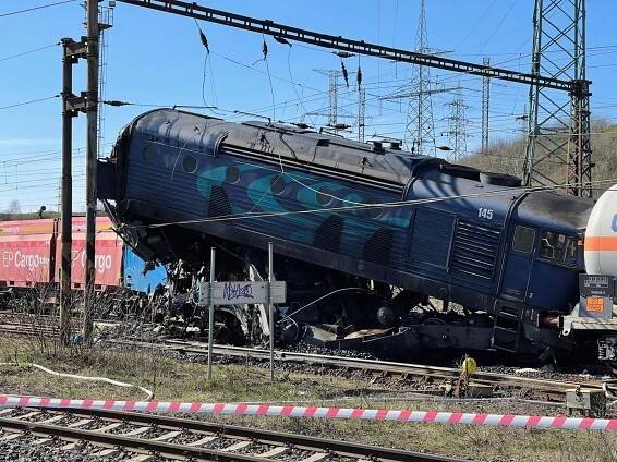 Při srážce vlaků zemřel strojvedoucí! Inspektoři řekli, co se zřejmě stalo