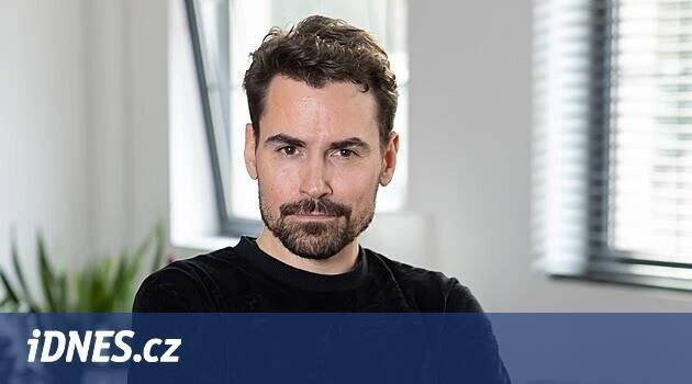 Zpěvák Michael Kluch z Queenie utíká ze svého domova do bytu na Smíchově. Proč?