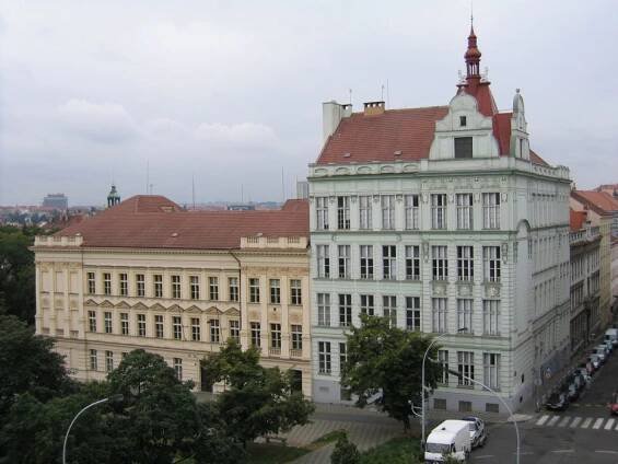 Vysoká škola finanční a správní sídlí v Estonské ulici ve Vršovicích  