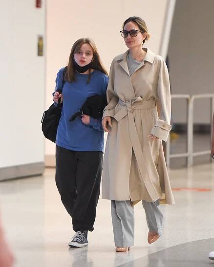 Patnáctiletou Vivienne Jolie-Pitt a její maminku Angelinu Jolie nedávno načapali fotografové na newyorském letišti. Obě dámy spolu v posledních týdnech tráví mnohem více času, neboť společně produkují divadelní muzikál podle filmu The Outsiders.