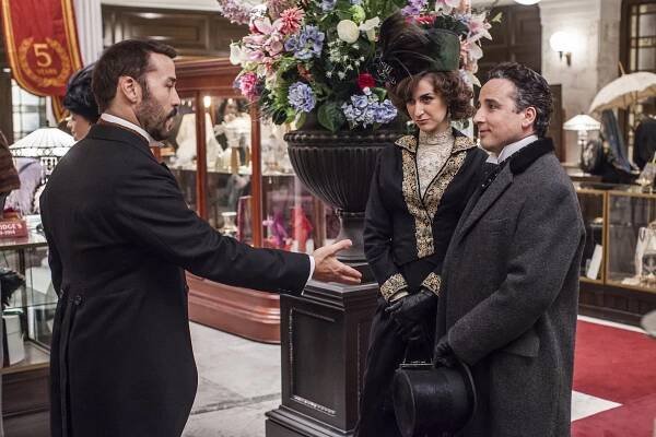 Pan Selfridge - Epizoda 1 - Z filmu - Jeremy Piven, Katherine Kelly, Aidan McArdle