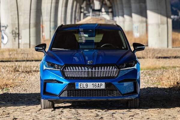 Na cenu nehleďte. Elektrická Škoda Enyaq má nově vychytávku, kvůli které puknou majitelé BMW X6 závistí