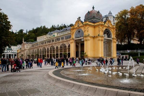 Soubor:Mariánské Lázně, kolonáda Maxima Gorkého 2020.jpg