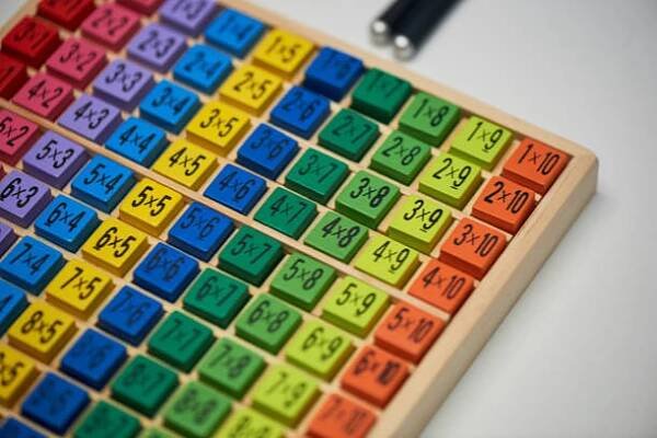 násobilka. režim maker. barevné dřevěné kostky. výuka matematiky a matematické gramotnosti dětí. mentální matematika - násobení - stock snímky, obrázky a fotky