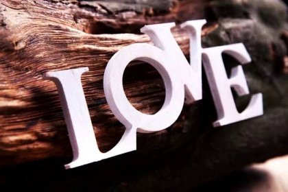 Slovo "láska" na staré dřevěné podlahy. Den svatého Valentýna — Stock fotografie