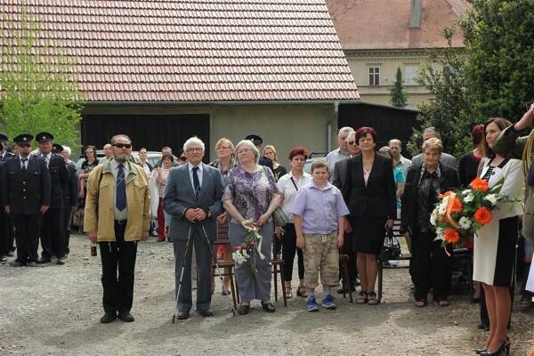 Odhalení pamětní desky plukovníka Viktora Popelky - Oficiální stránky obce Laškov