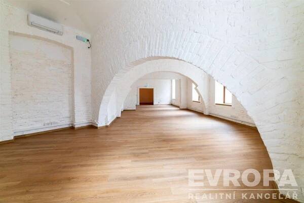 Pronájem obchodního prostoru 363 m², Sabinova, Praha - Žižkov