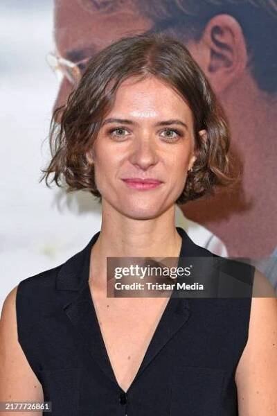 Liv Lisa Fries attends the "In Liebe, Eure Hilde" premiere at Kino in der Kulturbrauerei on October 14, 2024 in Berlin, Germany.