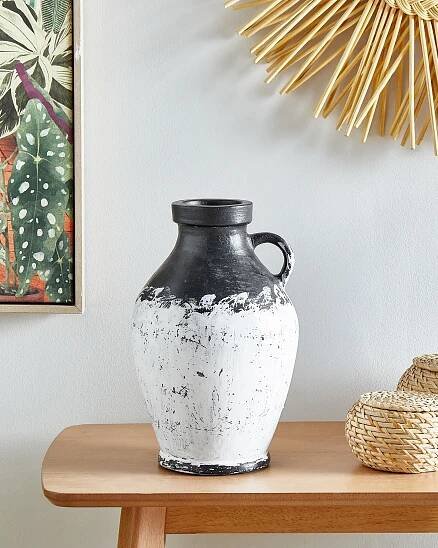 Váza Dekorativní váza černá a bílá terakota 33 cm ručně malovaný design inspirovaný retro a vintage stylem Beliani