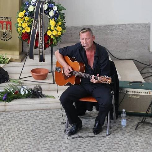 Jiří Krampol (85): Vážná omluva z pohřbu kamaráda!