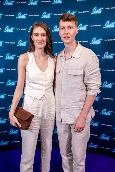 Vojtěch Vodochodský s přítelkyní Marií Danči na premiéře třetí řady Ivety