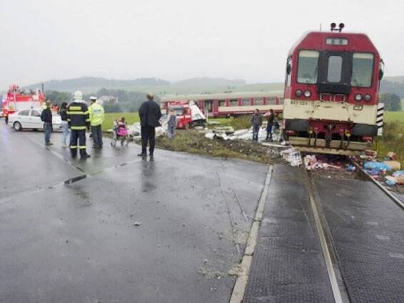 VIDEO: Při srážce kamionu s vlakem se zranilo pět lidí