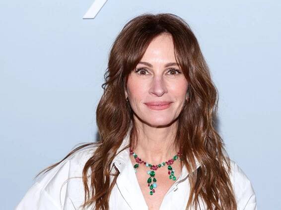 Julia Roberts rocks sunkissed glow in new awe-inspiring Parisian snapshot