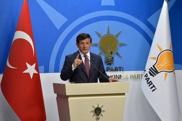 Zbavme se spojenců Gülena. Erdoganova strana začala s čistkou ve vlastních řadách